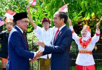 Presiden Joko Widodo menyambut kunjungan resmi Perdana Menteri (PM) Malaysia, Dato’ Seri Anwar bin Ibrahim, di Istana Kepresidenan Bogor, Senin (9/1)