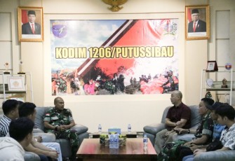 Dandim 1206/PSB Letkol Inf Sri Widodo saat menerima pengurus Yayasan Bakti Suci Putussibau, Selasa (10/1)