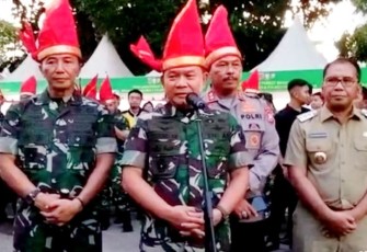 Pangdam XIV Hasanuddin Mayjen TNI Dr Totok Imam Santoso saat mendampingi Kasad 
