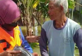 Tenaga kesehatan memberikan pelayanan kesehatan kepada warga terdampak banjir