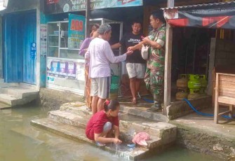 Babinsa menyalurkan bantuan obat-obatan dari donatur 