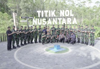 Panglima TNI Laksamana Yudo Margono foto bersama saat IKN di Titik Nol Nusantara 