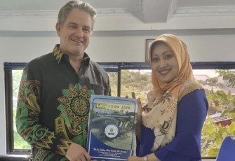 Prof Eric Jones bersama Dr Hernita Ketua STIM Lasharan Jaya di Makassar, Jum'at (20/1)