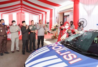 Bupati Demak Dr Eisti'anah saat meresmikan kendaraan Patwal Polres Demak