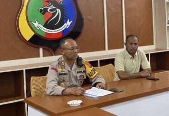 Kapolres Ngada AKBP Padmo Arianto saat memberikan keterangan pers terkait isu penculikan anak