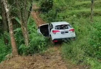 Mobil masuk lahan pertanian di jalan setapak