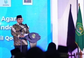 Menag Yaqut Cholil Qoumas menyampaikan sambutan di asrama haji Bekasi