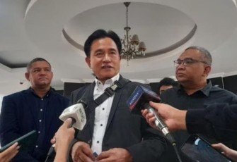 Prof Yusril Ihza Mahendra saat memberikan keterangan pers 