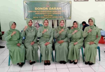 Selesai pelaksanaan donor perwakilan Persit Ranting 02 poto bareng Ketua Persit Cabang XXXIX