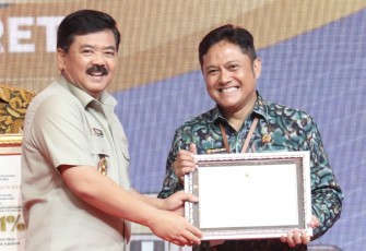 Menteri ATR/BPN Hadi Tjahjanto saat memberikan penghargaan di Jakarta 