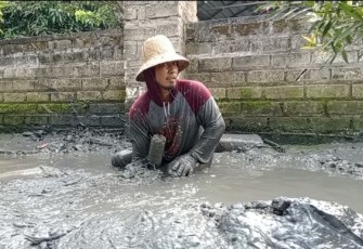 Lumpur tebal pasca banjir Dukuh Ngantru Mustokoharjo