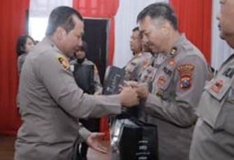 Kapolda Jatim Irjen Pol Toni Harmanto saat memberikan apresiasi 