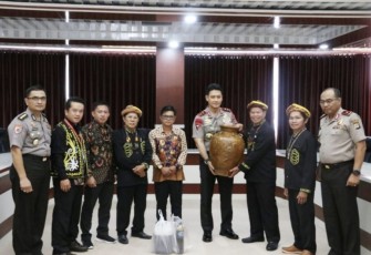 Kapolda Kaltara Irjen Pol Daniel Adityajaya saat menerima cenderamata 