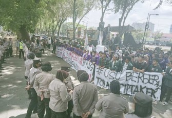 Aksi Unras di Kantor DPRD Sumut