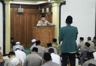 Kapolda Jatim Irjen Pol Toni Harmanto saat Jum'at curhat 