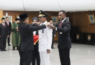 Mendagri Tito Karnavian saat melantik Penjabat Gubernur Kepulauan Babel di Jakarta, Jum'at (31/3)