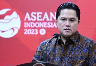 Ketua Umum Persatuan Sepak Bola Seluruh Indonesia (PSSI) Erick Thohir, menyampaikan keterangan pers di Kantor Presiden, Jakarta, pada Jumat, 31 Maret 2023