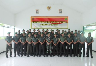 Dandim 1001/HSU-BLG Letkol Inf Dhuwi Hendradjaja foto bersama prajuritnya usai upacara kenaikan pangkat 
