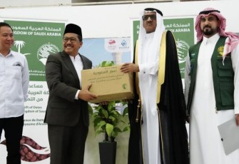 Wamenag Zainut Tauhid Sa'ádi terima hibah kurma dari Duta Besar Arab Saudi untuk Indonesia di Jakarta, Selasa (4/4)