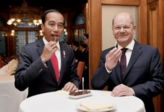 Presiden Joko Widodo dan Kanselir Jerman Olaf Scholz menyantap kurma saat keduanya melakukan pertemuan bilateral di Guesthouse Lower Saxony, Hannover, Jerman, pada Minggu, 16 April 2023