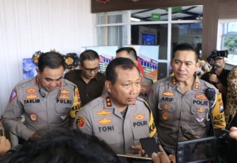 Kapolda Jatim Irjen Pol Toni Harmanto saat memberikan keterangan pers 