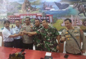 Kapolda NTT Irjen Pol Johni Asadoma foto bersama Kasrem 161/WS, di mapolda NTT Kamis (20/4)