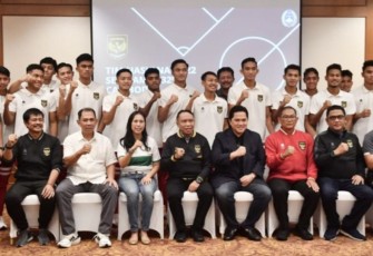 Ketum PSSI Erick Thohir foto bersama Tim U-22 SEA Games 2023