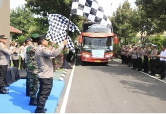 Kapolda Jatim Irjen Pol Toni Harmanto saat melepas bus mudik gratis 