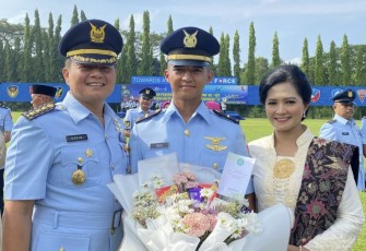 Dirren Koharmatau Kolonel Tek Stevanus Ervin bersama keluarga usai pelantikan, Yogyakarta (2/5)
