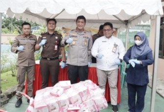 Kapolres Tarakan AKBP Ronaldo Maradona saat pemusnahan barang bukti kosmetik di Mapolres, Rabu (3/5)