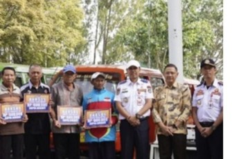Pj Wali Kota Batu Aries Agung Paewai foto bersama penerima subsidi BLT pelaku transportasi di Kota Batu, Kamis (4/5)