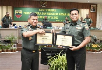 Pangdam I/BB Mayjen TNI Achmad Daniel Chardin menyerahkan piagam satker terbaik ke Danrem 023/KS Kolonel Inf Dody Triwinarto di Makodam I/BB 