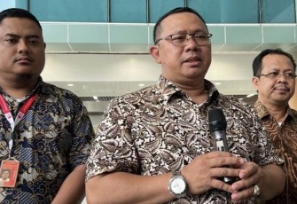 Direktur Layanan Haji dalam Negeri Saiful Mujan saat memberikan keterangan pers di Indramayu, Jum'at (5/5)