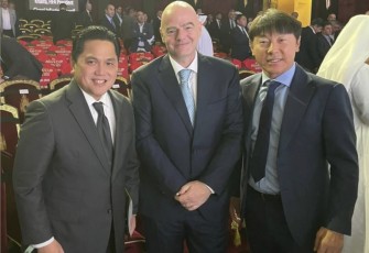 Shin Tae-yong bersama Ketum PSSI Erick Thohir dan Presiden FIFA Gianni Infantino saat drawing AFC Asian Cup di Doha Qatar, Kamis (11/5)