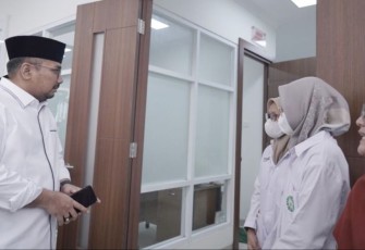 Menag Yaqut saat meninjau Laboratorium Sintek Terpadu Fakultas Sains dan Teknologi UIN Walisongo di Semarang, Minggu (14/5)