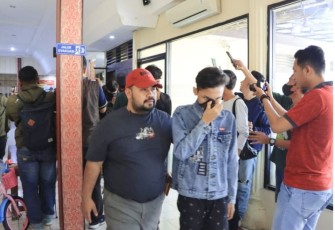 Unit Jatanras Satreskrim Polres Tuban saat mengamankan pemuda viral di medsos bawa sajam