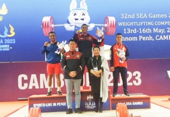 Ketum KOI Raja Sapta Oktohari foto bersama pemenang Cabor Angkat Besi SEA Games 2023 Kamboja 