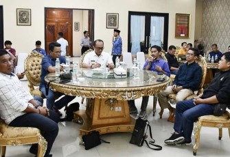 Pj Gubernur Sulbar Prof Zudan Arif Fakrulloh silaturahmi bersama awak media di rumdis Gubernur