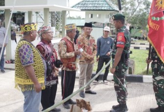 Dansatgas Yonarmed 10/Brajamusti Mayor Arm Adi Kurniawan saat tradisi adat penerimaan bersama tetua adat di perbatasan 