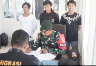 Satgas Yonarmed 10/Bradjamusti saat menyerahkan PMI Non Prosedural ke Imigrasi Perbatasan 