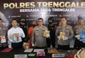 Kapolres Trenggalek AKBP Alith Alarino saat konferensi pers 