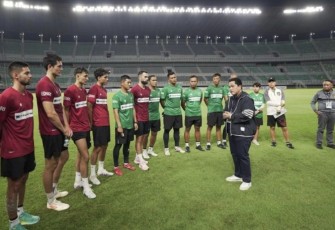 Erick Thohir saat memberikan motivasi pemain jelang pertandingan matchday melawan Palestina di stadion GBT Surabaya 
