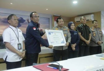 Kapolda Jatim Irjen Pol Toni Harmanto saat menerima penghargaan dari BP2MI 