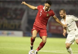 Marcelino Ferdinand (7) saat melewati pemain Palestina 