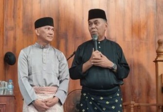 Wan Siswandi dan Rodhial Huda Salat Idul Adha 1444 H di Masjid Agung Natuna 