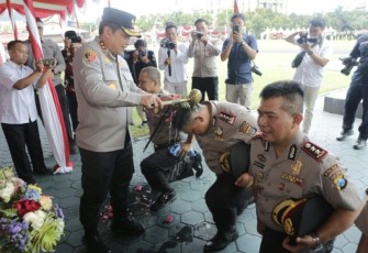 Kapolda Jatim Irjen Pol Toni Harmanto saat tradisi penyiraman air personelnya naik pangkat di mapolda Jatim Surabaya, Sabtu (1/7)
