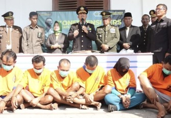 Kapolres Probolinggo Kota AKBP Wadi Sa'bani saat memberikan keterangan pers, Senin (3/7)