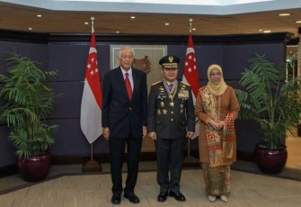 Kasad Jenderal TNI Dudung Abdurachman bersama menteri pertahanan Singapura, Dr Ng Eng Hen usai menerima medali militer kehormatan, Kamis (6/7)