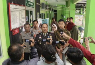 Kapolres Ngawi AKBP Dwiasi Wiyatputera saat memberikan keterangan pers di RSUD dr Soeroto Ngawi, Jum'at (7/7)