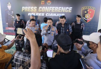 Kapolres Cianjur AKBP Aszhari Kurniawan saat memberikan keterangan pers, Sabtu (8/7)